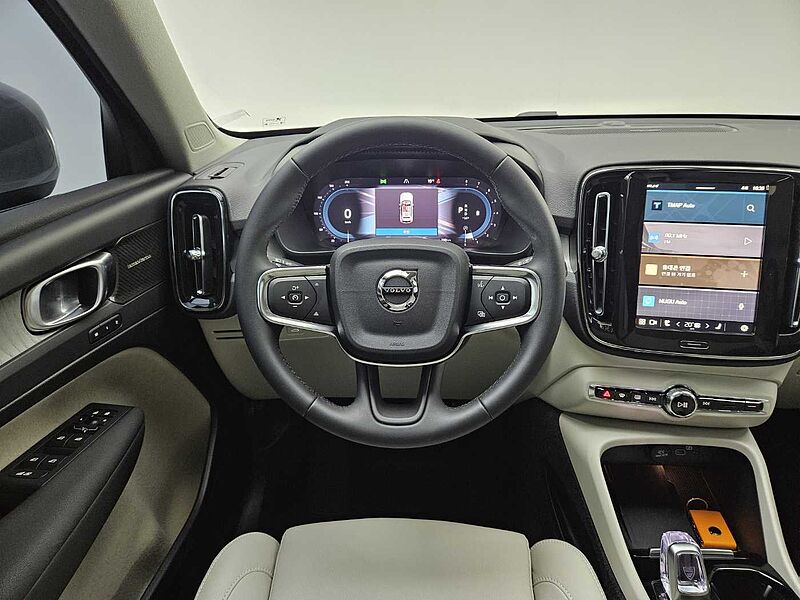 Volvo  B4 AWD Ultra