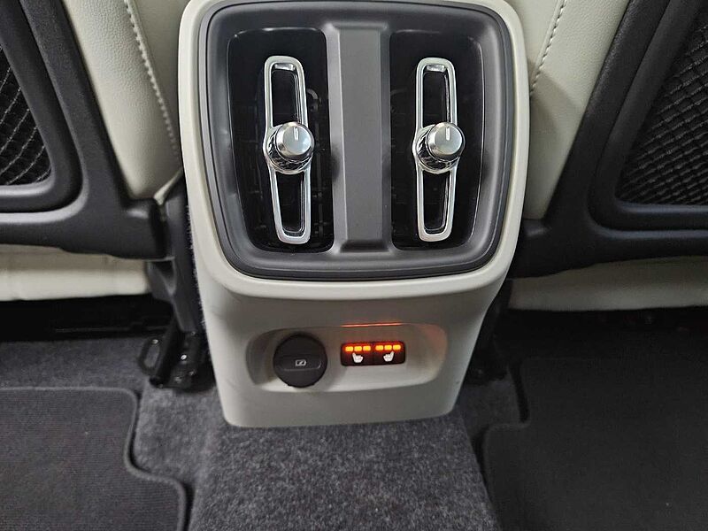 Volvo  B4 AWD Ultra