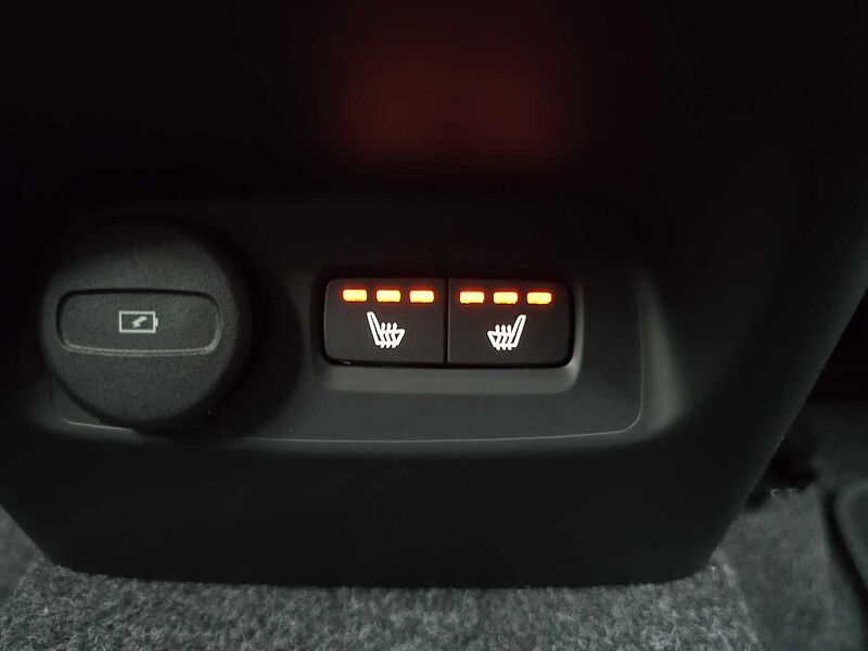 Volvo  B4 AWD Ultra 블랙 에디션