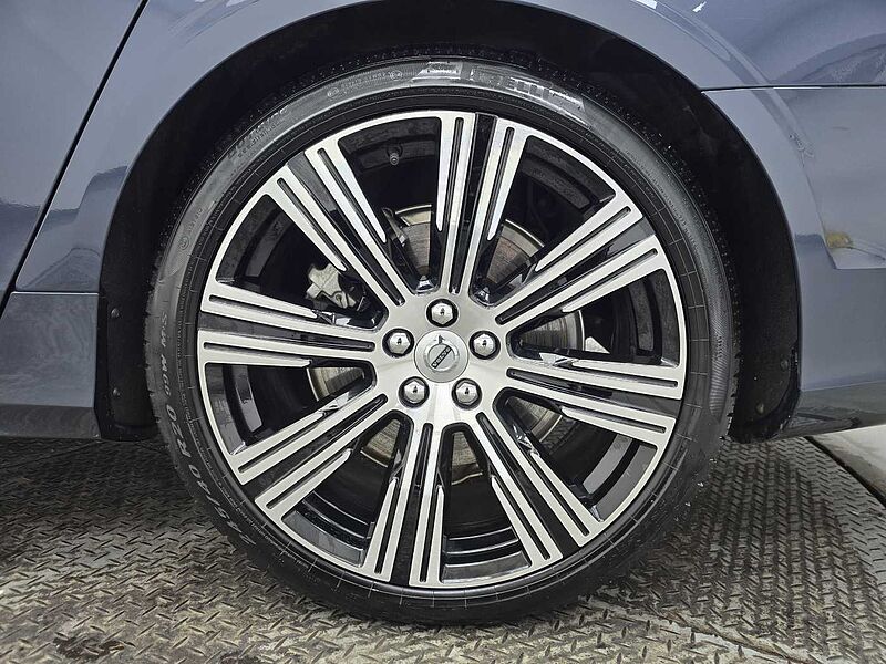 Volvo Recharge Ultimate, T8 AWD plug-in hybrid, 전기/가솔린, Bright