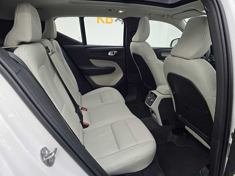 Volvo B4 AWD Ultra Bright