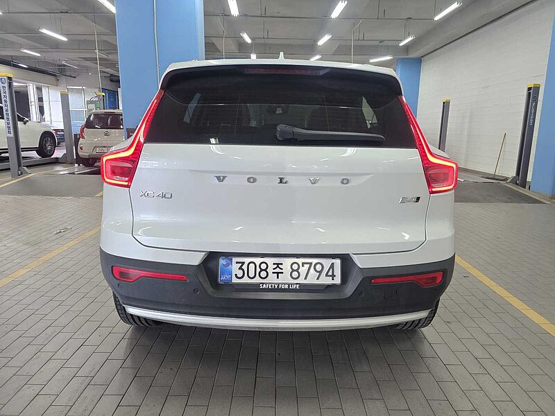 Volvo B4 AWD Ultra Bright